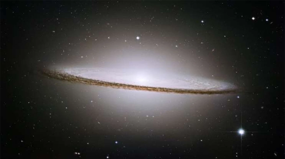 Thiên hà Sombrero là một thiên hà dạng xoắn nằm cách Trái Đất 28 triệu năm ánh sáng và nằm trong cụm thiên hà Xử Nữ.