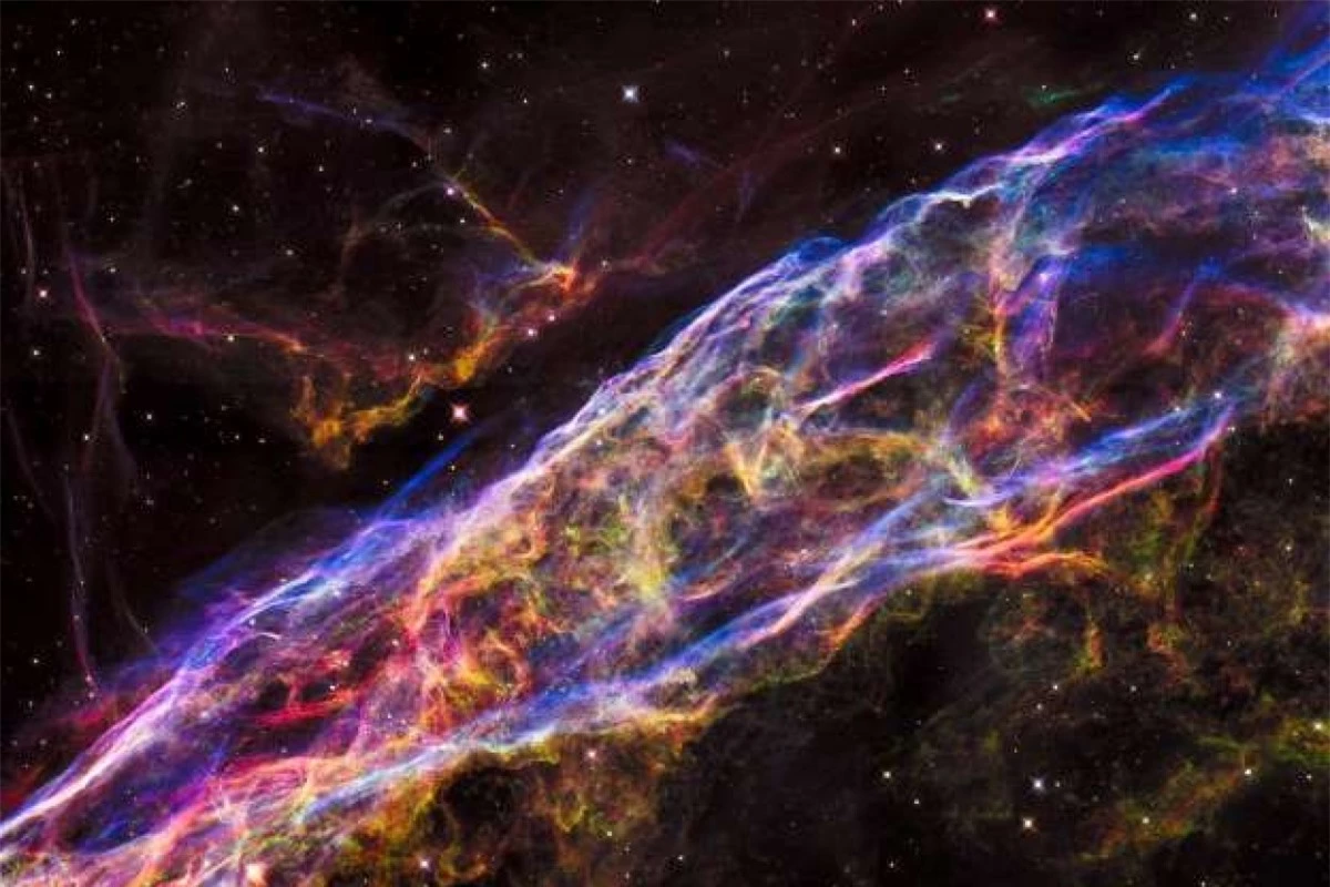 Tinh vân Vành khăn còn được gọi là Cây chổi của Phù thủy trải rộng trên 110 năm ánh sáng, ra đời sau một vụ nổ siêu tân tinh cách đây 5.000 - 10.000 năm. Được coi là một trong những vụ nổ siêu tân tinh ngoạn mục nhất, sự kiện này có thể quan sát được bằng ống nhòm trên bầu trời đêm vào thời điểm đó.
