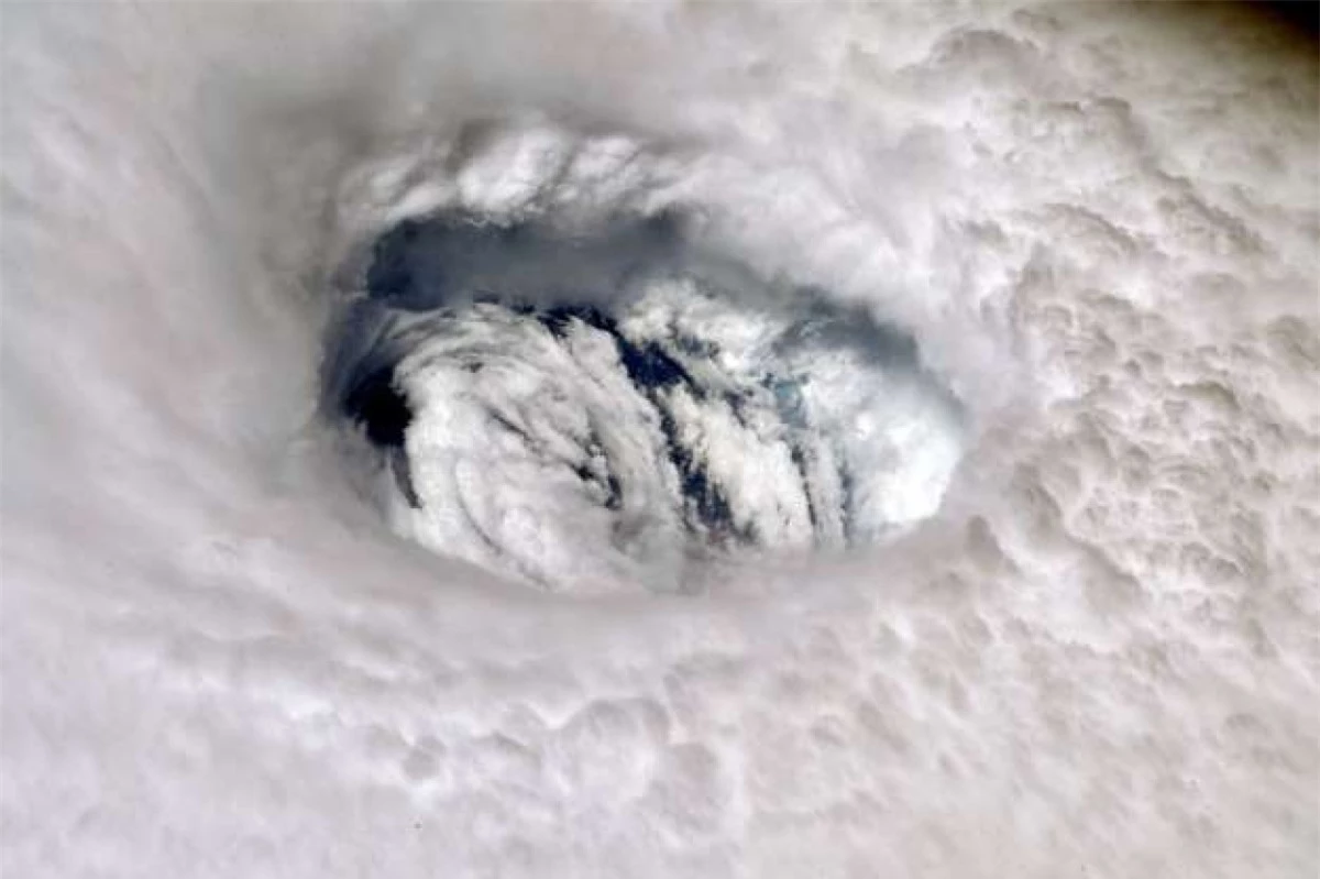 Mắt bão: Phi hành gia Nick Hague đã chụp bức ảnh mắt bão Dorian từ Trạm Vũ trụ Quốc tế (ISS). "Bạn có thể cảm thấy sức mạnh của cơn bão khi bạn nhìn từ trên xuống", nhà du hành vũ trụ này cho hay.