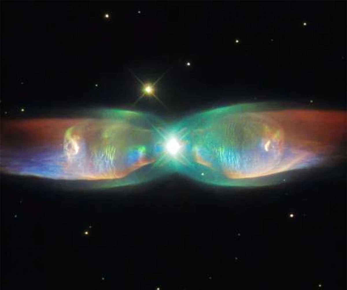 Twin Jet Nebula (Tinh vân Cánh bướm) là một trong những thiên thể ấn tượng nhất mà NASA từng chụp được. Đây là một ví dụ của tinh vân hành tinh lưỡng cực, được hình thành khi vật thể trung tâm không phải là một ngôi sao đơn mà là một cặp sao. Với "đôi cánh" rực rỡ sắc màu, luồng khí gas thoát ra từ hệ sao này có tốc độ lên tới hơn 1 triệu km/h.