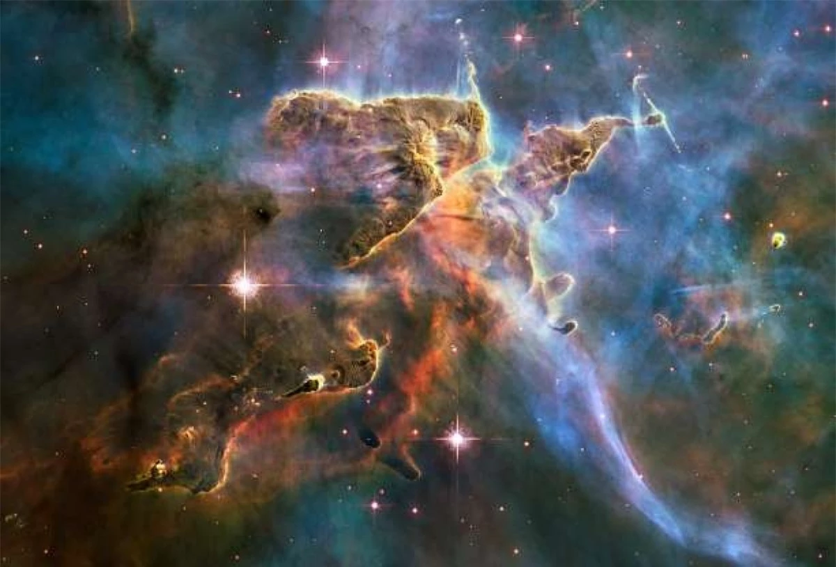 Được biết tới là "viên ngọc của bầu trời phương Nam", Tinh vân Thuyền Để (Carina Nebula) là một trong những vườn ươm sao "màu mỡ" nhất thiên hà của chúng ta. Hình ảnh này được công bố để kỷ niệm 20 năm Kính Thiên văn Hubble được sử dụng.