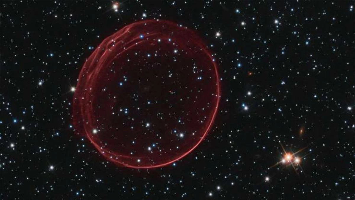 Đôi khi sự đơn giản cũng là một vẻ đẹp, chẳng hạn như Tinh vân Bong bóng. Tinh vân này được hình thành sau một vụ nổ siêu tân tinh cách Trái Đất 160.000 năm ánh sáng ở chòm sao Đám mây Magellan lớn. Vụ nổ siêu tân tinh này sáng tới nỗi chúng ta có thể quan sát từ Bán cầu Nam của Trái Đất cách đây khoảng 400 năm.