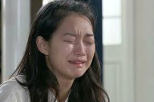 Đêm tân hôn mẹ chồng hốt hoảng khi con dâu khóc nức nở