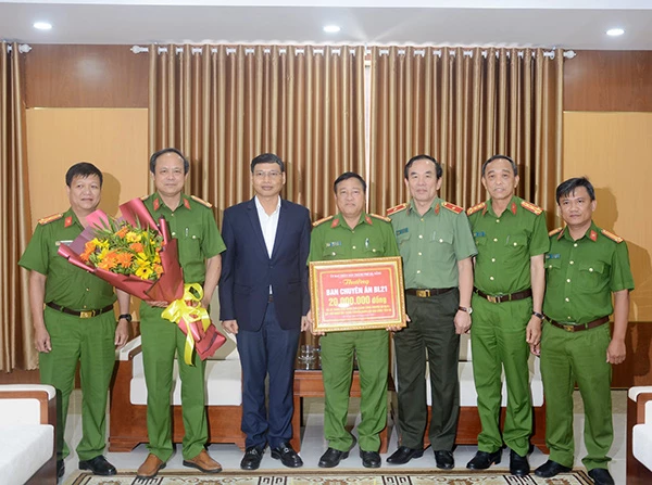 Phó Chủ tịch Thường trực UBND TP Đà Nẵng Hồ Kỳ Minh trao thuổng nóng cho Ban chuyên án 