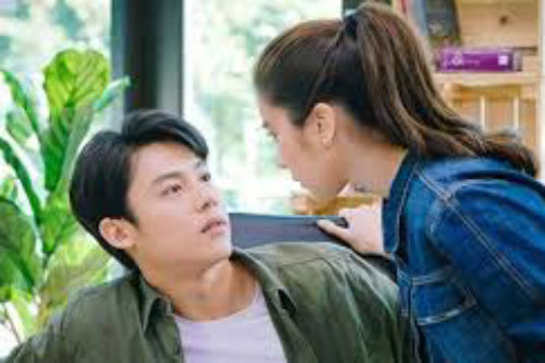 Đến chơi nhà bố mẹ chồng, nhìn đĩa tôm trên bàn chồng liền oán trách mẹ 1 câu khiến cô vợ chết lặng, rồi sau đó đanh thép đưa ra quyết định