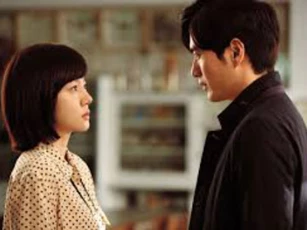 Bất ngờ gặp lại tình cũ, tôi ngỏ lời nhờ vả trong cơn hoạn nạn, vài hôm sau vợ anh ta tới đưa một chiếc hộp chứa đầy sự thật nghiệt ngã