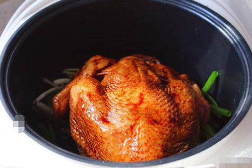 Cho con gà vào nồi cơm điện với nguyên liệu này, chỉ sau 1 tiếng có ngay món ngon