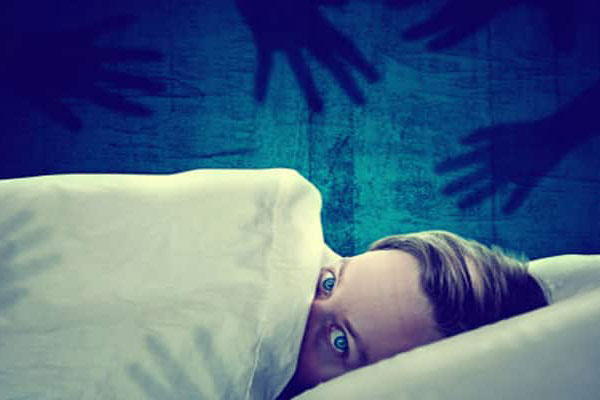 Vì sao nhiều người gặp hiện tượng bóng đè khi ngủ?