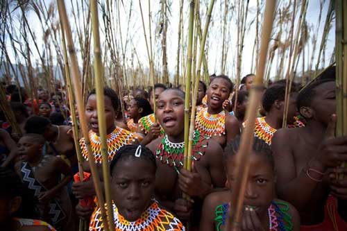 Vùng đất nơi con gái chưa chồng phải "thả rông" ngực, dùng cây sậy để kiểm tra trinh tiết, đàn ông kiểm tra bằng nước tiểu