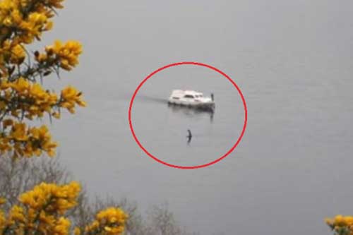 Quái vật hồ Loch Ness xuất hiện ngay cạnh du thuyền