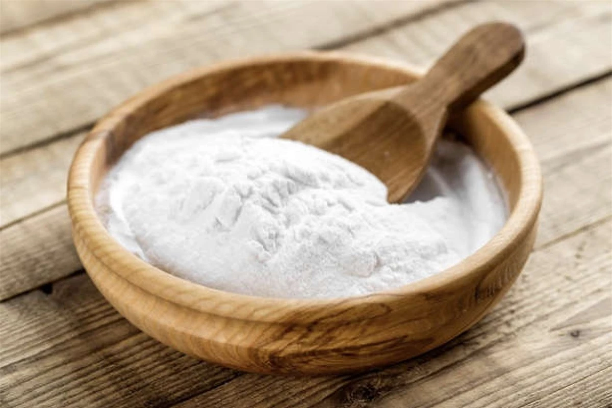 Baking soda: Baking soda vốn nổi tiếng là một nguyên liệu khử mùi hiệu quả. Bạn có thể tự tạo nước súc miệng khử mùi bằng cách hòa baking soda với nước.