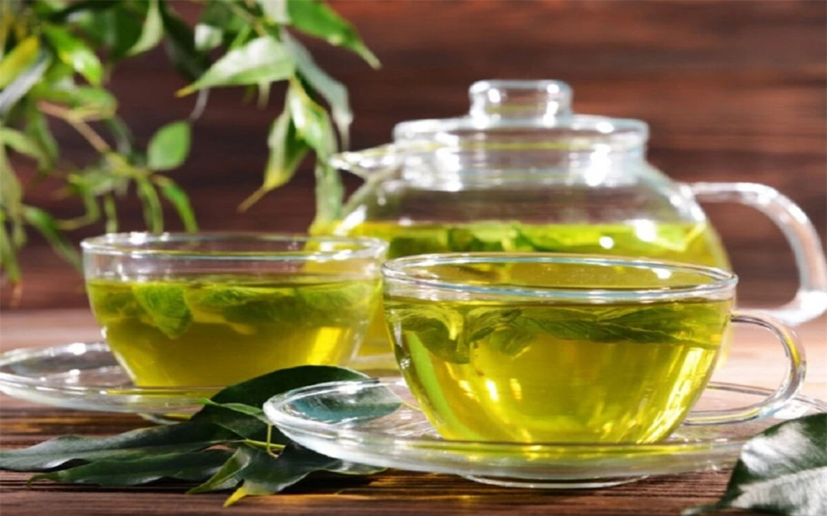 Trà xanh: Polyphenol trong trà xanh có thể hoạt động như một chất chống oxy hóa, với tác dụng giảm viêm và làm chậm quá trình phá hủy sụn khớp.
