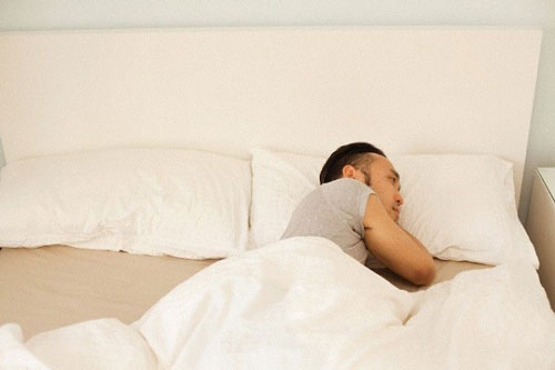 Nửa đêm tỉnh dậy, tôi đứng tim khi nhìn sang bên cạnh