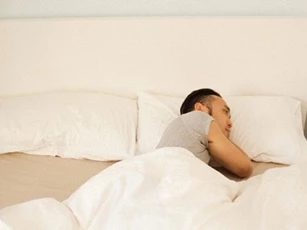 Nửa đêm tỉnh dậy, tôi đứng tim khi nhìn sang bên cạnh