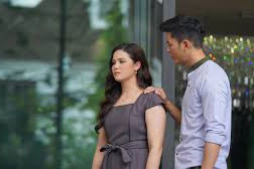 Trùng phùng sau 2 năm ly hôn, vợ cũ đột ngột ghé vào siêu thị rồi trở ra với 1 món quà khiến người đàn ông "thích chinh phục" phải "tê tái"