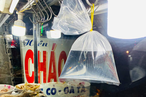 Sự thật thú vị phía sau chiếc túi nilon đựng đầy nước lọc nhiều hàng quán vẫn treo