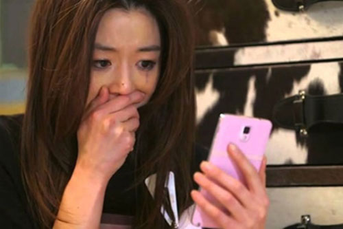 Nửa đêm tỉnh dậy, thấy chồng ngủ quên tay vẫn cầm điện thoại, tôi tò mò xem và lặng người