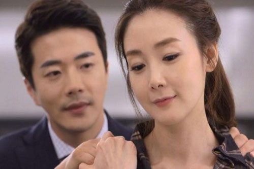 Nửa đêm tỉnh dậy, thấy vợ bầu "hành động lạ", tôi hoảng hốt khi biết lý do