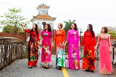 Những "bông hồng thép" của Quảng Bình trong tà áo dài dân tộc