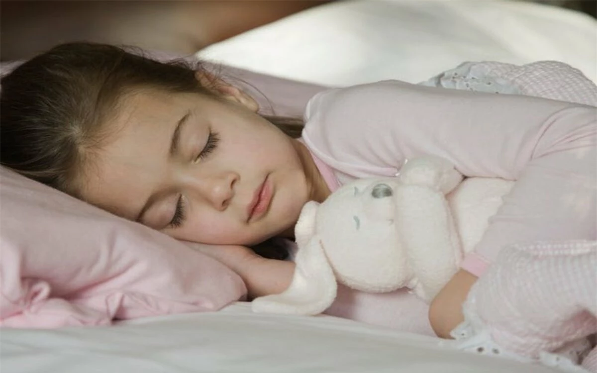 Ngủ theo giờ cố định: Bạn nên đi ngủ theo một giờ nhất định để tạo nhịp sinh học giúp cơ thể để có thói quen ngủ lành mạnh.