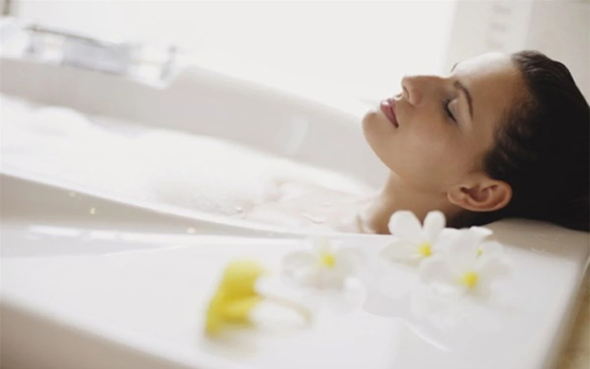 Tắm: Ngâm mình trong làn nước ấm áp sẽ giúp giải tỏa những căng thẳng và cải thiện giấc ngủ hiệu quả.