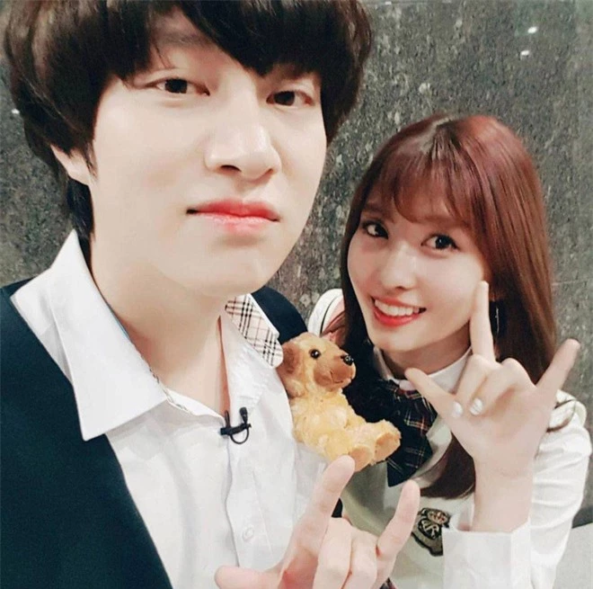 Công khai hẹn hò với Momo (TWICE) nhưng Heechul lại gọi cô gái này là tình đầu trên sóng truyền hình - Ảnh 7.