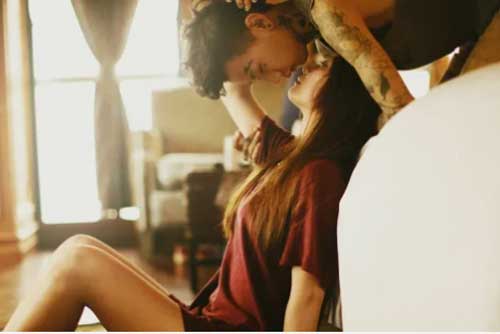 Nghe phút trải lòng của người vợ từng bị phản bội vì không hòa hợp chuyện chăn gối, phụ nữ bất ngờ nhận ra: “Để đàn ông mê mệt đôi khi đơn giản như thế này”