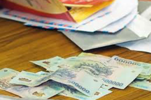 Tân hôn, chồng dốc thùng tiền cưới tuyên bố: "Phong bì ai người ấy giữ", ngờ đâu gặp cô vợ "cứng" phản pháo "cực ngầu" khiến anh nín lặng