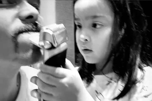 Con gái 'Mỹ nhân đẹp nhất Philippines' mới 5 tuổi đã biết giúp bố cạo râu