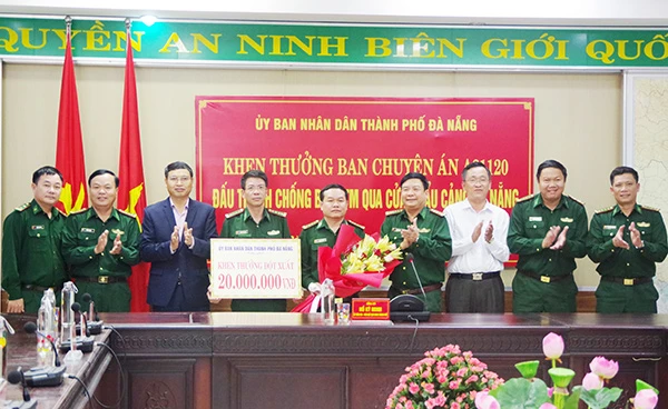 Phó Chủ tịch Thường trực UBND TP Đà Nẵng Hồ Kỳ Minh khen thưởng nóng cho Ban chuyên án