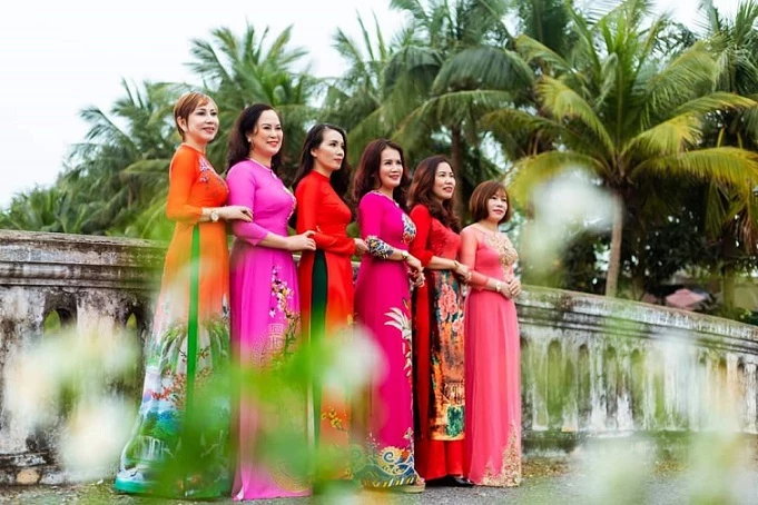 Xinh đẹp và duyên dáng trong tà áo dài truyền thống Việt Nam
