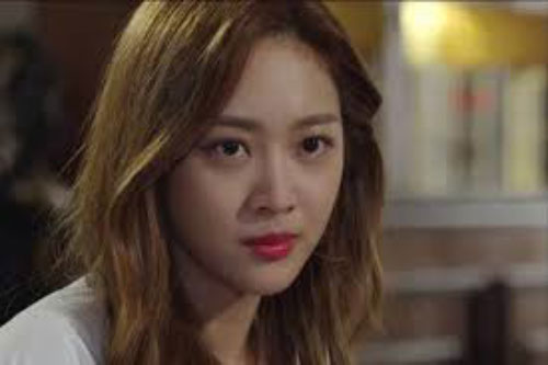 Chồng đi làm về than vãn mệt mỏi, khi tôi vừa bưng cốc nước ra an ủi thì mẹ anh đã móc mỉa đầy chua chát