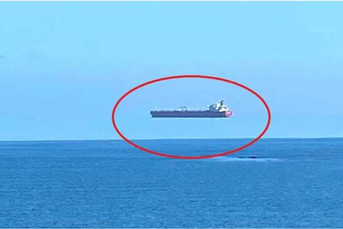 "Tàu ma" lơ lửng trên mặt nước ngay giữa ban ngày: Bí ẩn khiến dân Anh kinh ngạc