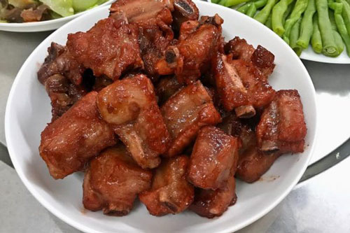 Kho sườn bỏ thêm "nguyên liệu bất bại" này đảm bảo thơm ngon nức mũi