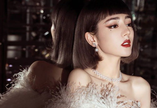 Địch Lệ Nhiệt Ba khoe nhan sắc táo bạo