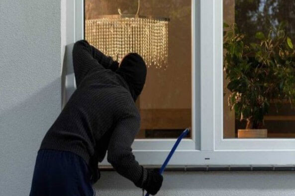 Khởi tố đối tượng trộm cắp rồi bóp cổ nạn nhân trong khu cách ly