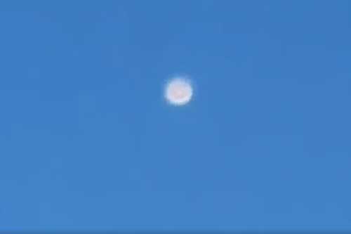 Phi công chạm trán UFO sáng chói lọi giữa trời