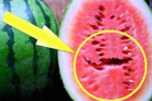 Dưa hấu bổ ra thấy có dấu hiệu này thì tuyệt đối không nên ăn kẻo 'rước' họa vào thân
