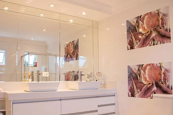 Vì sao phải đổ nước sôi vào bồn cầu ngay khi nhận phòng khách sạn?