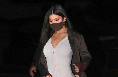 Kylie Jenner gợi cảm đi chơi khuya cùng bạn bè