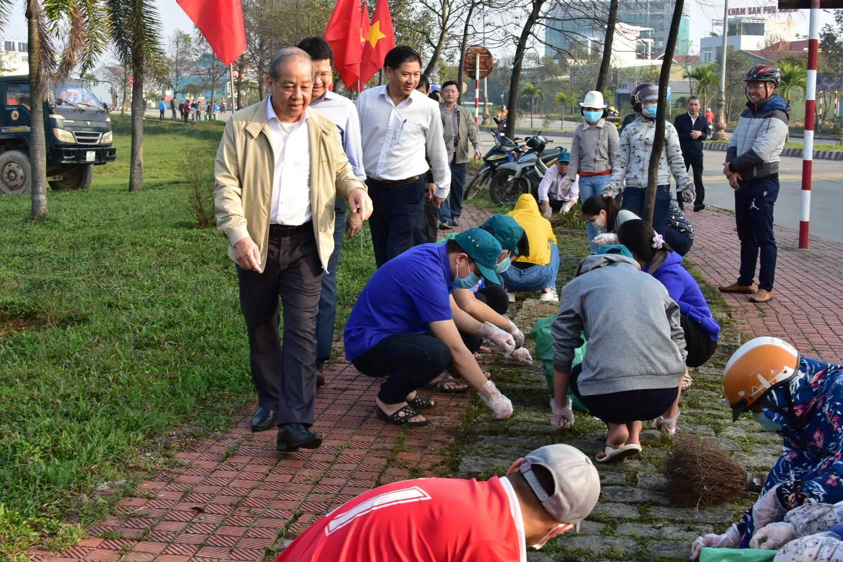 Chủ tịch UBND tỉnh Thừa Thiên Huế Phan Ngọc Thọ động viện các lực lượng ra quân "Ngày Chủ nhật xanh".