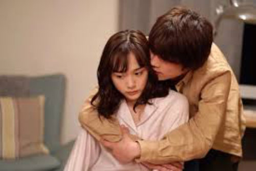 Về nhà sau khi ly thân vợ, đêm khuya nghe bố thủ thỉ hỏi mẹ 1 câu mà anh ta lặng người, hôm sau quyết quay về xin lỗi vợ