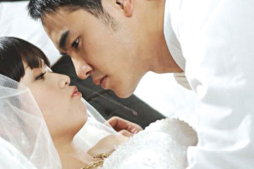 Đêm tân hôn, phát hiện tôi không còn con gái, anh dựng dậy tra khảo cả đêm rồi ghi vào sổ tay