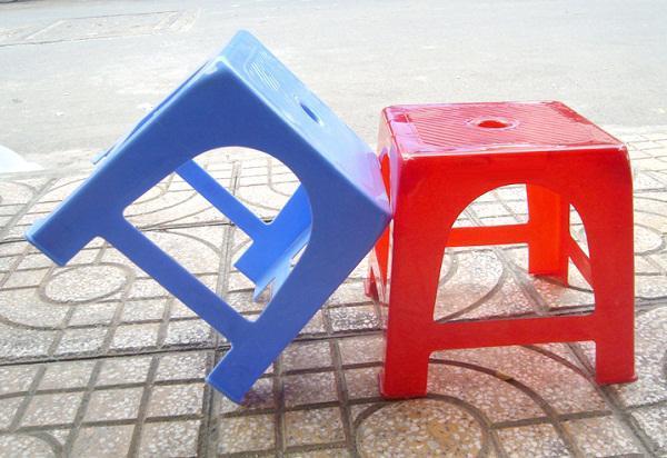 Vì sao trên mặt ghế nhựa thường có 1 lỗ hình tròn?