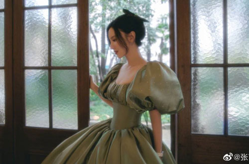 Liều mạng đóng phim đến mức sảy thai, Hoa hậu hoàn vũ Trung Quốc lại phải vào viện vì... mặc váy quá bó