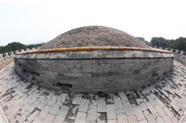 Giải mã bí ẩn Tử Cấm Thành: Từ Hy Thái hậu đã làm gì khiến cỏ dại không thể mọc trên lăng mộ?