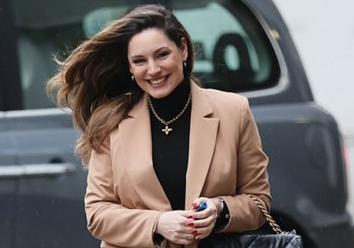 Người mẫu Kelly Brook trang điểm xinh đẹp ra phố