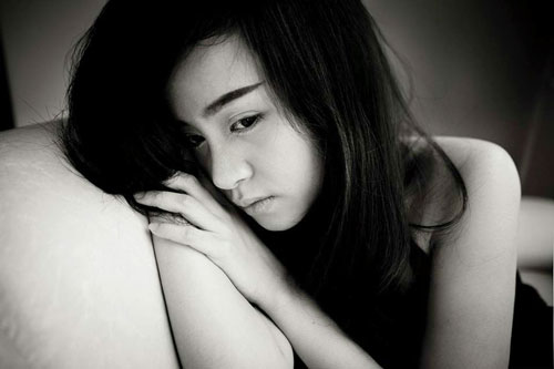 Nửa đêm tỉnh giấc, tôi đã "vạch mặt" bộ mặt ngoại tình nhưng giả vờ thương yêu vợ con của chồng