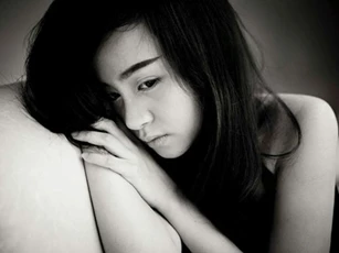 Nửa đêm tỉnh giấc, tôi đã "vạch mặt" bộ mặt ngoại tình nhưng giả vờ thương yêu vợ con của chồng