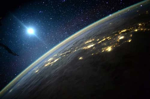 Vật thể lạ được chụp lại khi bay gần Mặt trời (Nguồn: Fotodom/REX Features)